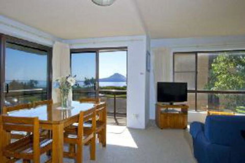 2 Bedroom Apartment Commodore Unit 3 6 Intrepid Close - Accommodation Main Beach 2
