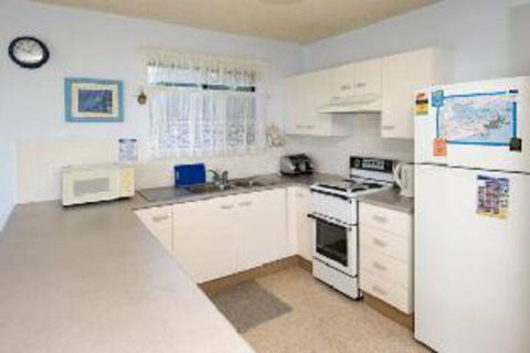 2 Bedroom Apartment Commodore Unit 3 6 Intrepid Close - Accommodation Main Beach 4