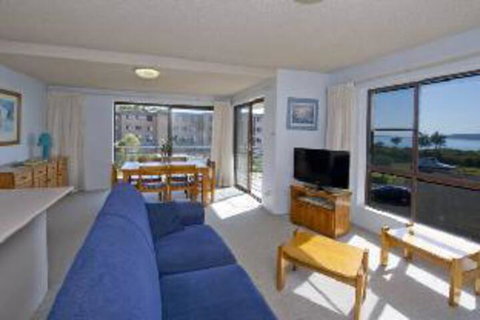 2 Bedroom Apartment Commodore Unit 3 6 Intrepid Close - Accommodation Main Beach 1
