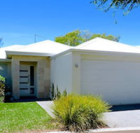 Contemporary Cove - Accommodation Main Beach