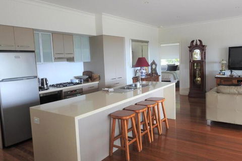 Vue De Lumieres - Accommodation Main Beach 2