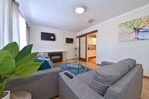 Comfy Home Near Airport & City 2280 - Accommodation Main Beach 5