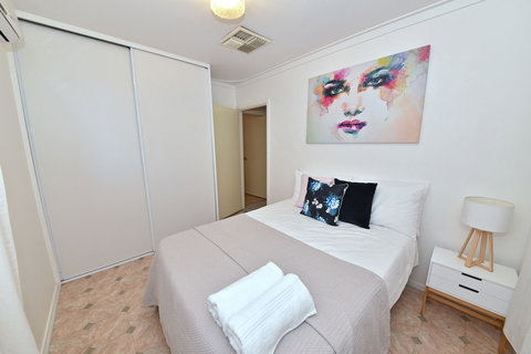 Comfy Home Near Airport & City 2280 - Accommodation Main Beach 2