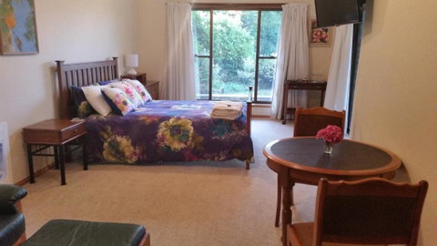 Beezneez B & B - Accommodation Main Beach 2