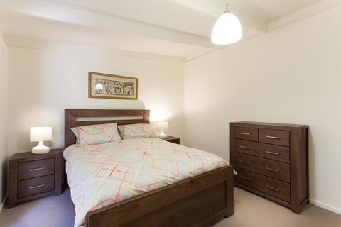 Maryrose - Accommodation Main Beach 2