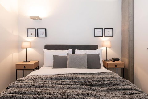 Luxury East Melbourne Apartment - Accommodation Main Beach 3