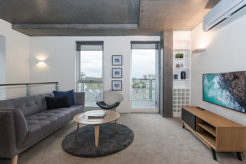Luxury East Melbourne Apartment - Accommodation Main Beach 7