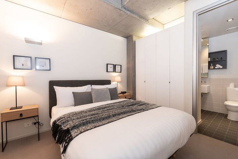 Luxury East Melbourne Apartment - Accommodation Main Beach 6