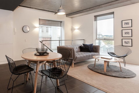 Luxury East Melbourne Apartment - Accommodation Main Beach 4