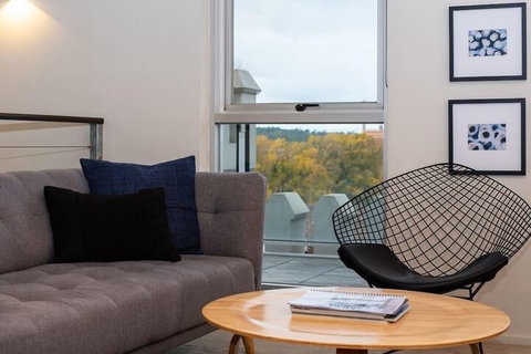 Luxury East Melbourne Apartment - Accommodation Main Beach 5