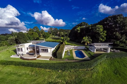 Byrons Brae - Accommodation Main Beach 3