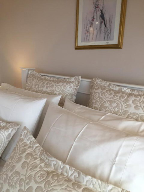 Ellies Cottages - Accommodation Main Beach 6