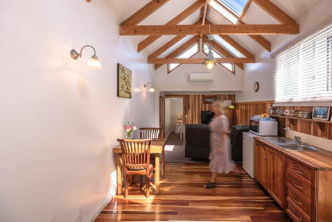 Ellies Cottages - Accommodation Main Beach 4