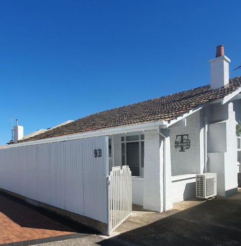The Cottage - Accommodation Main Beach 2