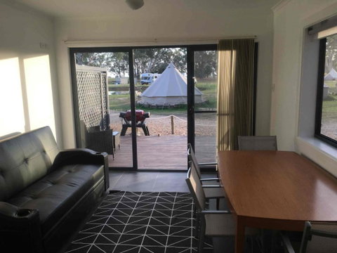 Coonawarra Cabins Unit C - Accommodation Main Beach 1