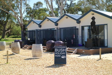 Coonawarra Cabins Unit C - Accommodation Main Beach 3