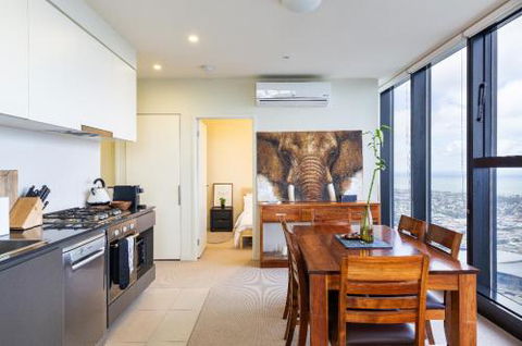 ON TOP Of THE WORLD BEST VIEWS In MELBOURNE !! - Accommodation Main Beach 2