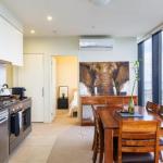 ON TOP Of THE WORLD BEST VIEWS In MELBOURNE !! - Accommodation Main Beach 0