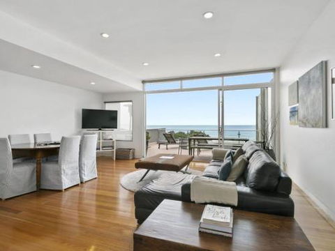 LOUTTIT BAY APARTMENT 2 Main Street With Wifi & Views - Accommodation Main Beach 3
