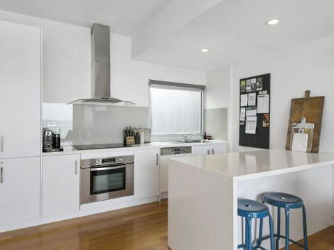 LOUTTIT BAY APARTMENT 2 Main Street With Wifi & Views - Accommodation Main Beach 0