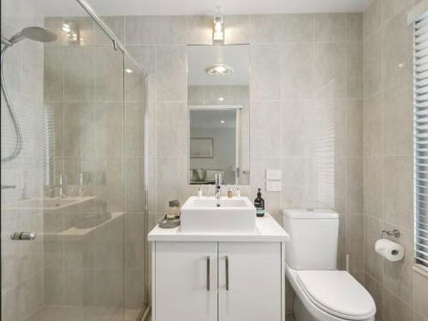 LOUTTIT BAY APARTMENT 2 Main Street With Wifi & Views - Accommodation Main Beach 2