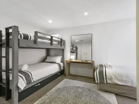 LOUTTIT BAY APARTMENT 2 Main Street With Wifi & Views - Accommodation Main Beach 5