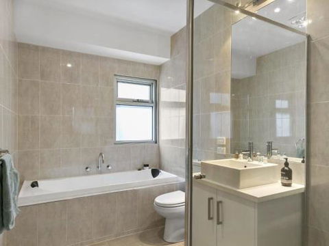 LOUTTIT BAY APARTMENT 2 Main Street With Wifi & Views - Accommodation Main Beach 6