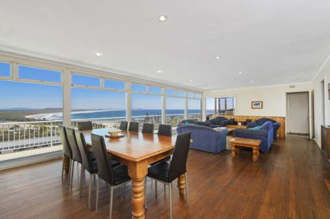 La Mer 19 Dulconghi Street - Accommodation Main Beach 1