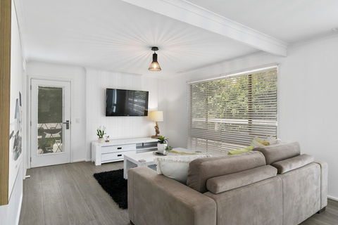 Beauty AND THE Peace - Inlet Side - Accommodation Main Beach 4