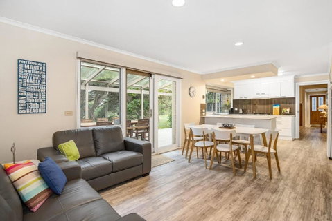 Hilltop Beach House: Newly Updated - Accommodation Main Beach 3