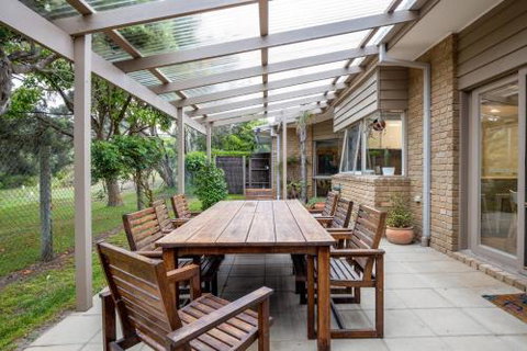 Hilltop Beach House: Newly Updated - Accommodation Main Beach 6