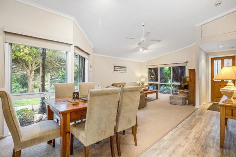 Hilltop Beach House: Newly Updated - Accommodation Main Beach 2