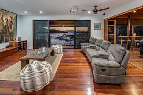 Uisce Luxury Holiday House With Jacuzzi Pool Table Cinema Premium Foxtel & Two Buggies - Accommodation Main Beach 6