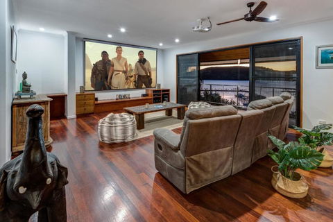 Uisce Luxury Holiday House With Jacuzzi Pool Table Cinema Premium Foxtel & Two Buggies - Accommodation Main Beach 3