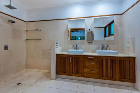 Uisce Luxury Holiday House With Jacuzzi Pool Table Cinema Premium Foxtel & Two Buggies - Accommodation Main Beach 1