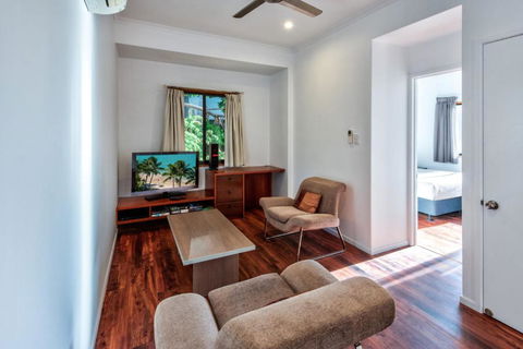 Uisce Luxury Holiday House With Jacuzzi Pool Table Cinema Premium Foxtel & Two Buggies - Accommodation Main Beach 4