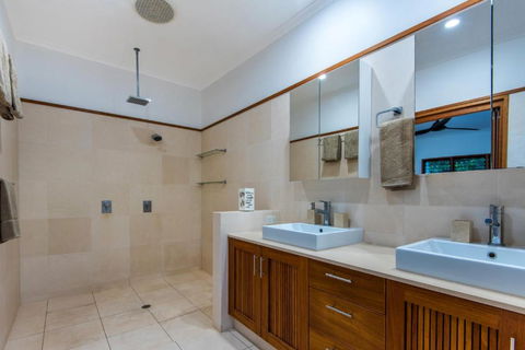 Uisce Luxury Holiday House With Jacuzzi Pool Table Cinema Premium Foxtel & Two Buggies - Accommodation Main Beach 5