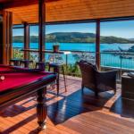 Uisce Luxury Holiday House With Jacuzzi Pool Table Cinema Premium Foxtel & Two Buggies - Accommodation Main Beach 0