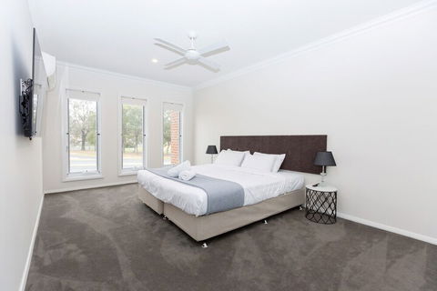 Wagga Apartments 2 - Accommodation Main Beach 2