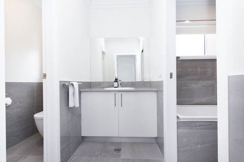 Wagga Apartments 2 - Accommodation Main Beach 6