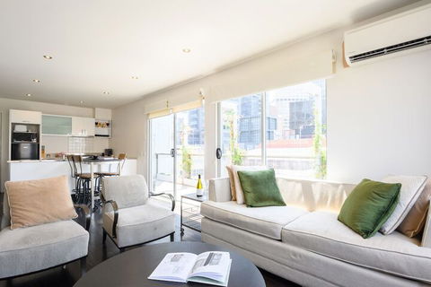 OLIVER Laneway Art Fed Square & Top Restaurants - Accommodation Main Beach 0