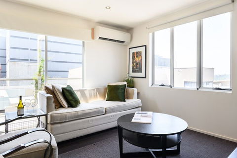 OLIVER Laneway Art Fed Square & Top Restaurants - Accommodation Main Beach 2