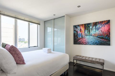 OLIVER Laneway Art Fed Square & Top Restaurants - Accommodation Main Beach 5