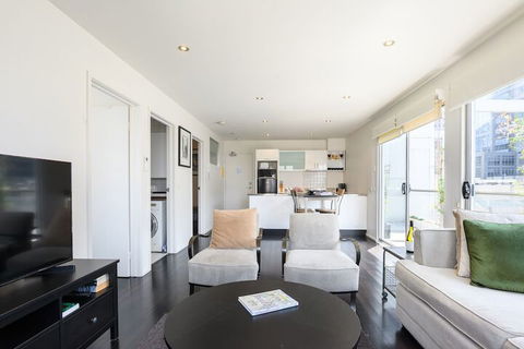 OLIVER Laneway Art Fed Square & Top Restaurants - Accommodation Main Beach 4