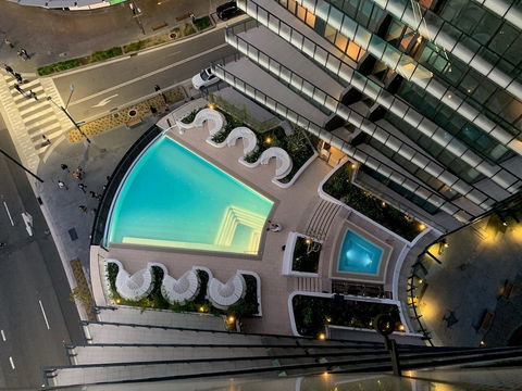 Urban Rest - The Infinity - Accommodation Main Beach 1
