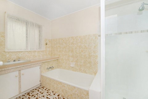 Large Family Waterfront Home With Room For A Boat Welsby Pde Bongaree - Accommodation Main Beach 5