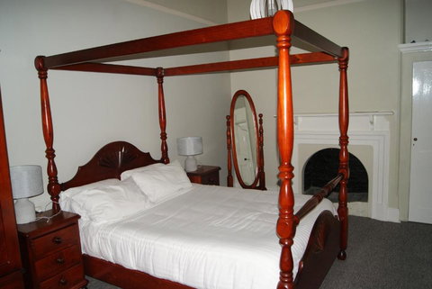 Old Sergeants Quarters - Accommodation Main Beach 4