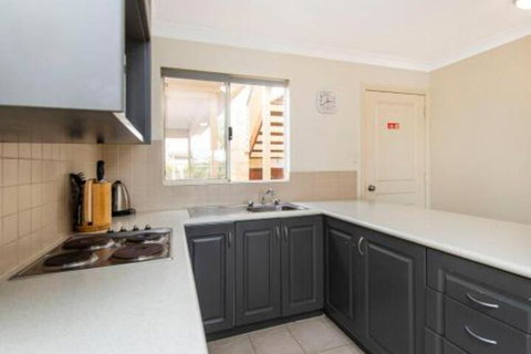 Lakeside Holiday Apartments - Accommodation Main Beach 7