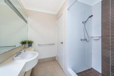 Lakeside Holiday Apartments - Accommodation Main Beach 4