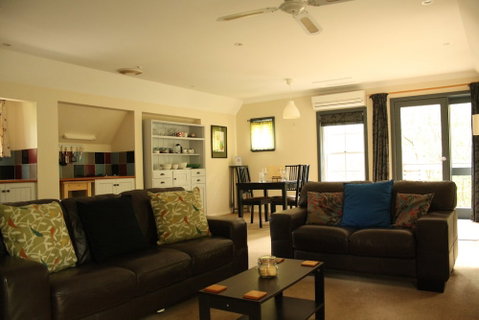 Merrimeet Cottages - Accommodation Main Beach 4